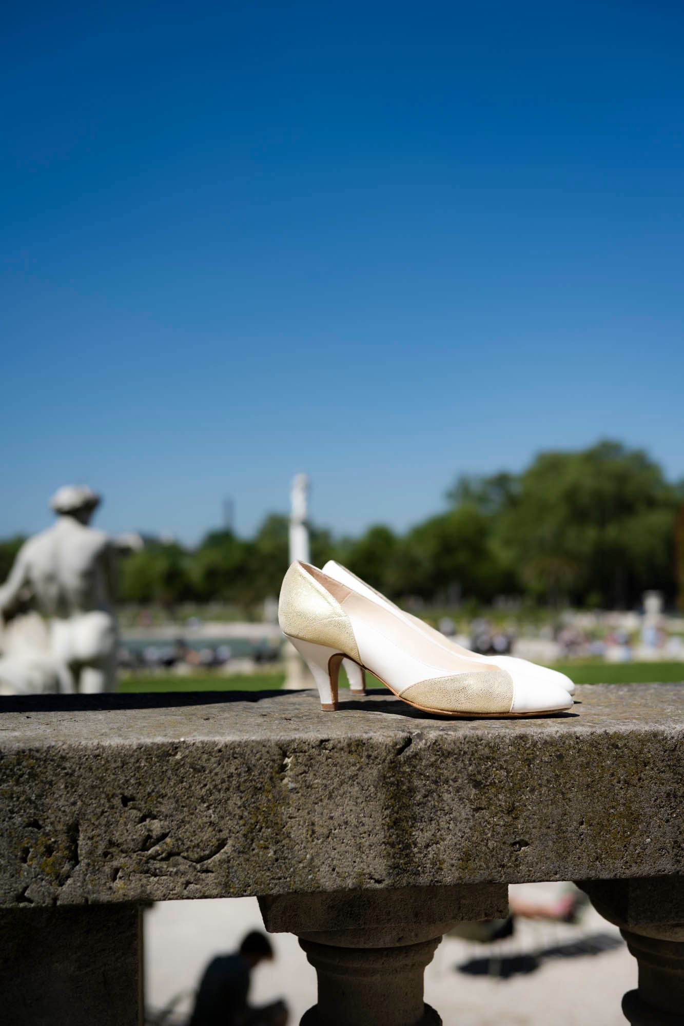 Escarpins talon moyen en cuir ivoire et nubuck métallisé champagne